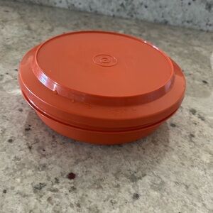 TUPPERWARE vtg 2pc bowl/lid (1337-21) tangerine color